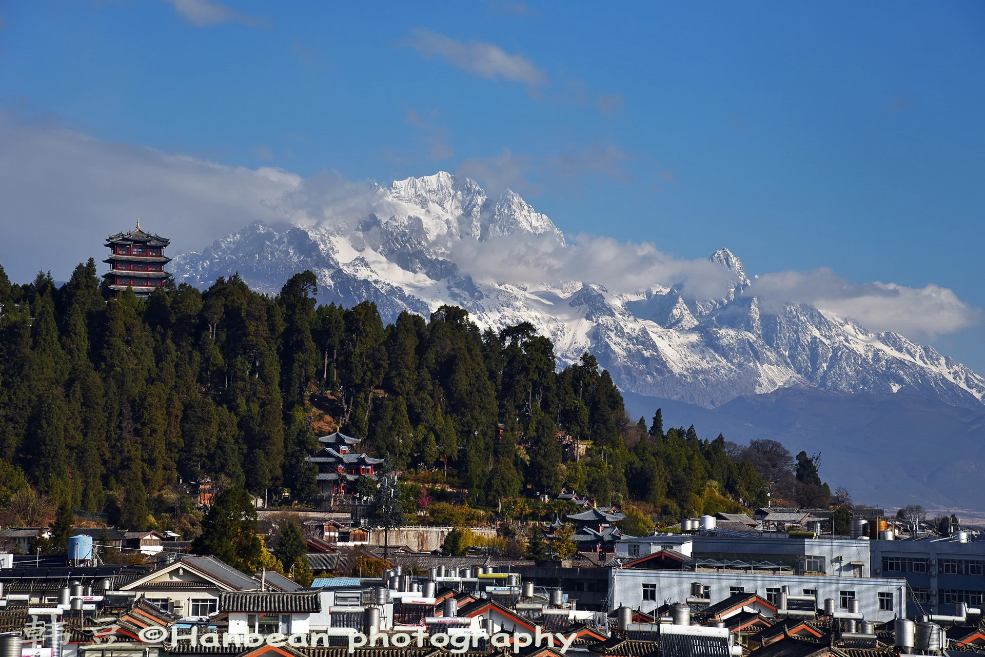 玉龙雪山、丽江古建筑与山林景观